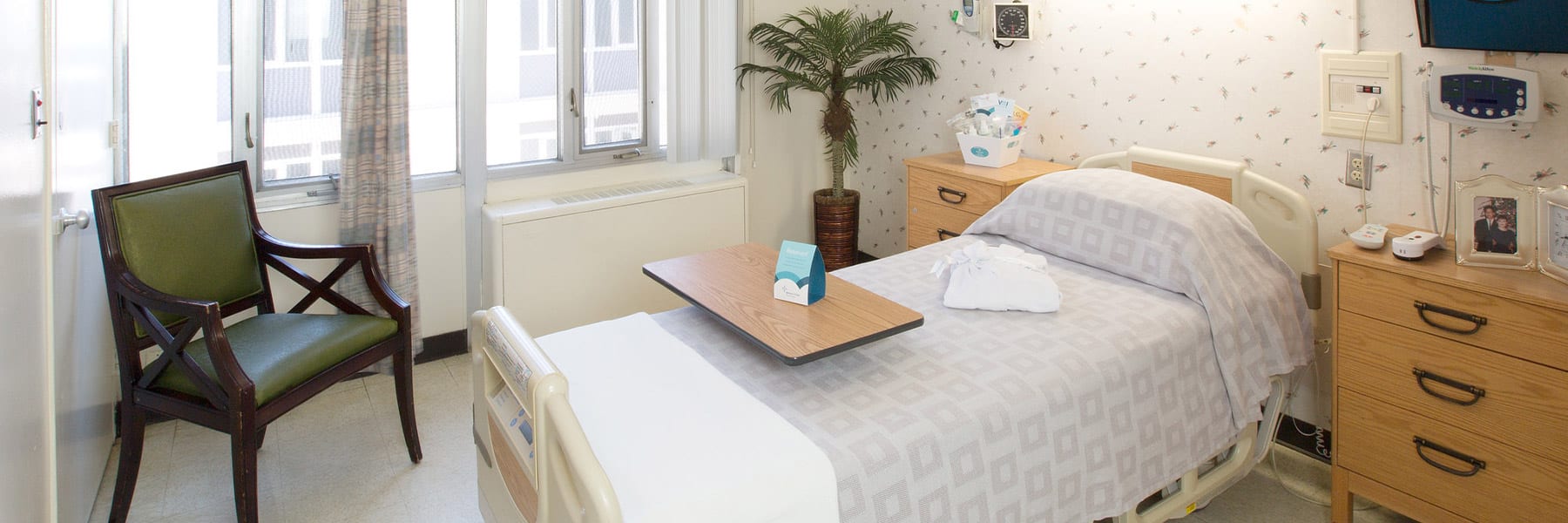 Private room at Midtown Oaks Post Acute